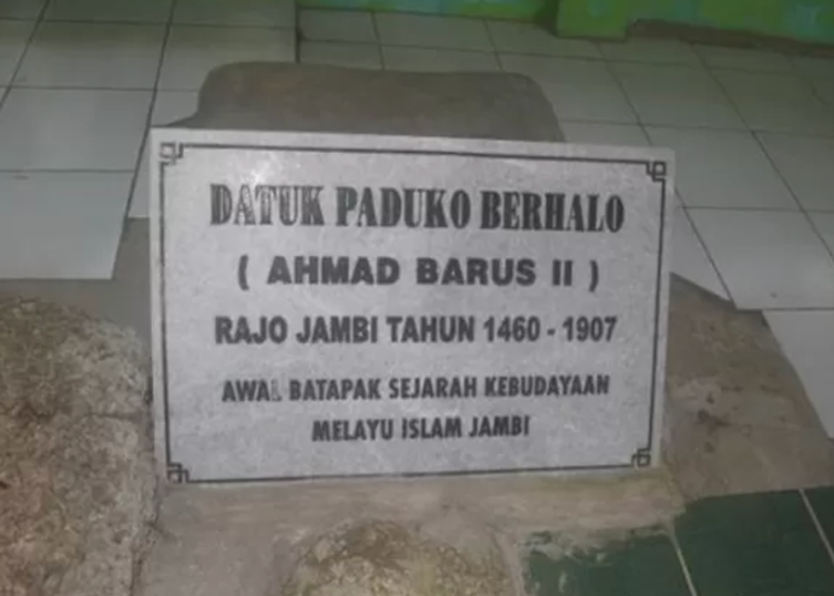 Datuk Paduko Berhalo